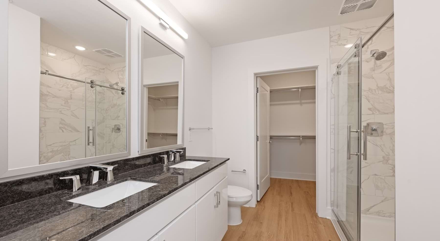 bath area with a connected closet